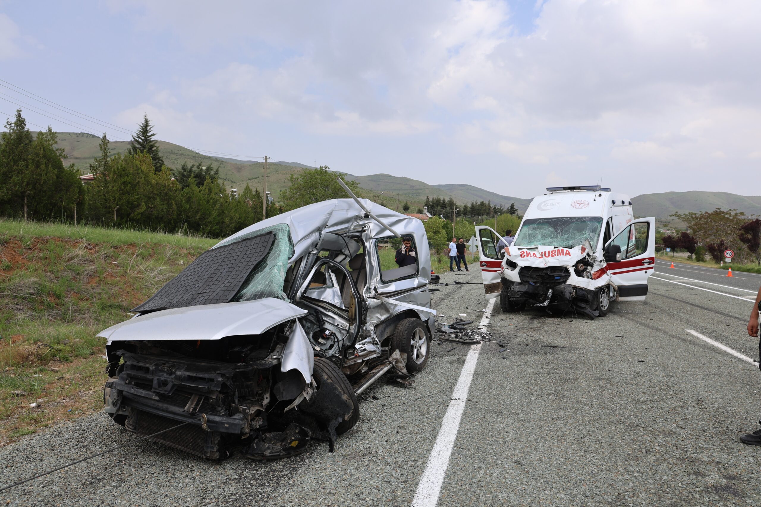 Ambulans ve hafif ticari araç çarpıştı: 6 yaralı